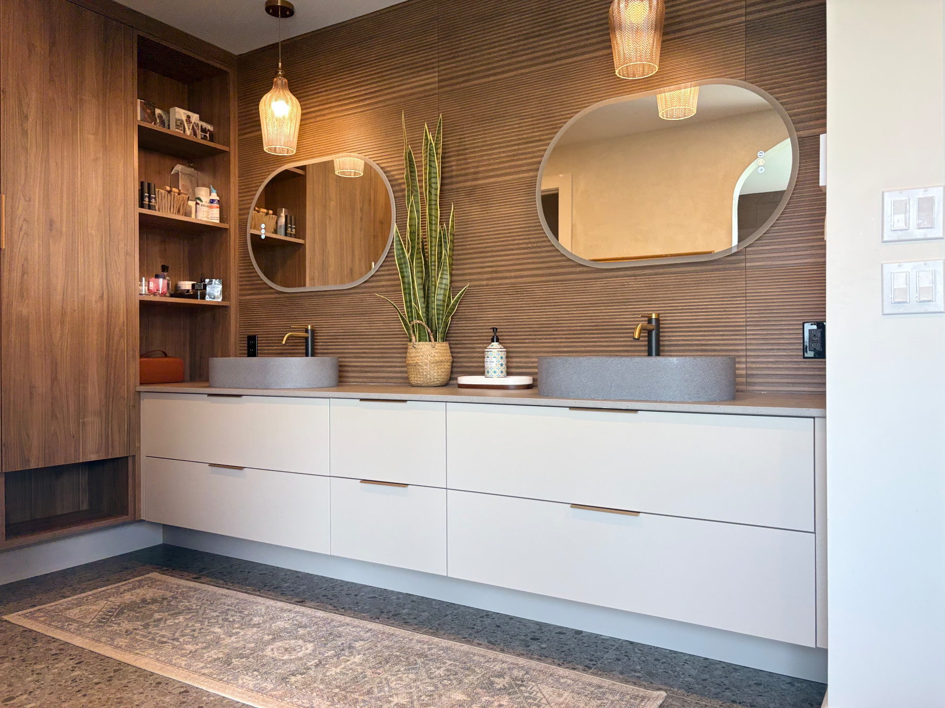 Salle de bain moderne impeccable avec double lavabo et mur en bois
